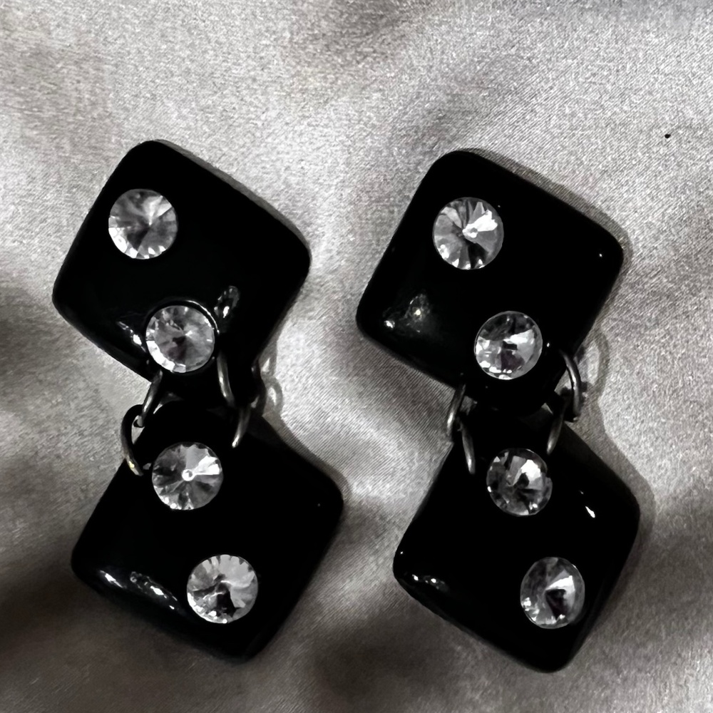 Deuces go wild! Vintage dice earrings with clip backs. Funky fun!